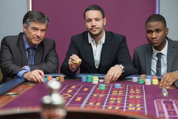 Tre män spela roulette — Stockfoto