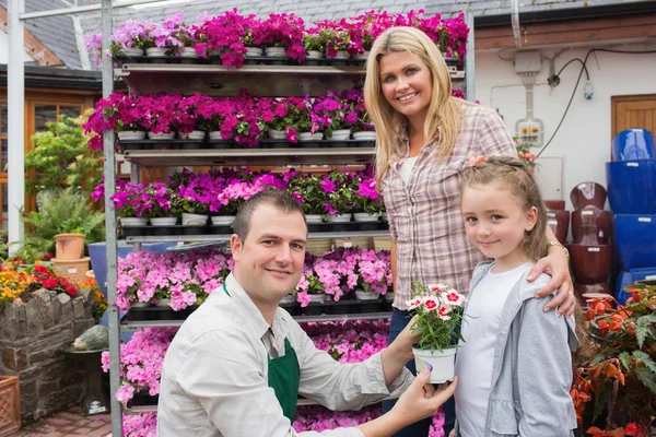 Empregado apresentando vaso de flores para a menina com a mãe — Fotografia de Stock