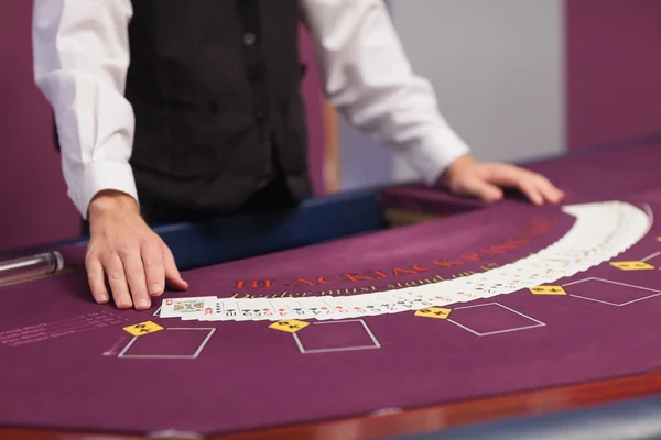 Hombre repartiendo cartas en un casino —  Fotos de Stock