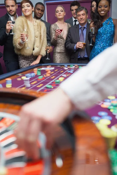 Mirando la rueda de la ruleta — Foto de Stock