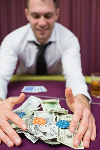 Hombre ganando el premio mayor en el póquer — Foto de Stock