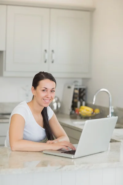 Mujer joven trabajando en el portátil — Foto de Stock