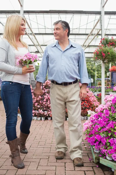 Paar wandelen door het tuincentrum — Stockfoto