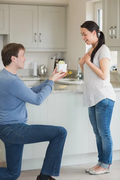 Man presenterar hustru med gåva — Stockfoto