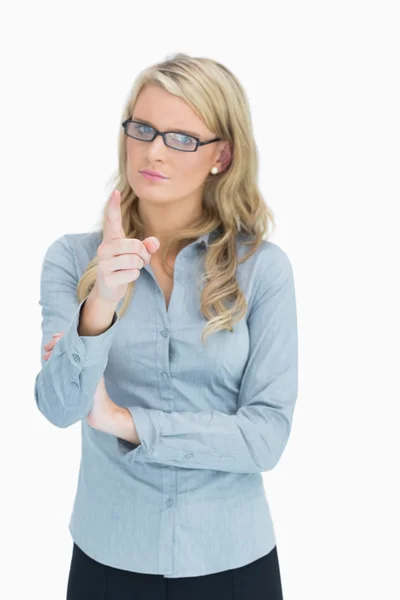 Rubia con gafas apuntando —  Fotos de Stock