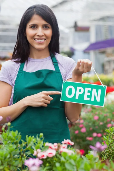 Vrouw met een open teken — Stockfoto