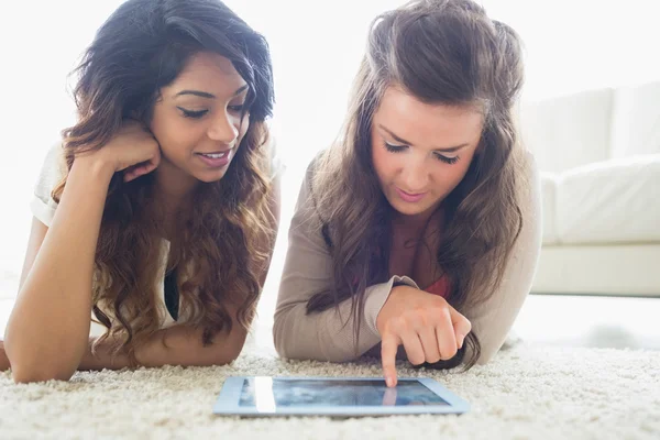 태블릿 컴퓨터를 발견 하는 두 여자 — 스톡 사진