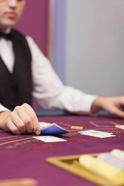 Дилер за столом в казино — стоковое фото