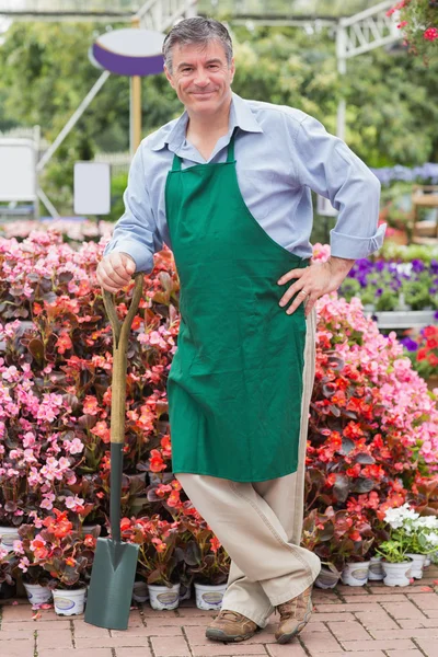 Man leunend op een spade — Stockfoto