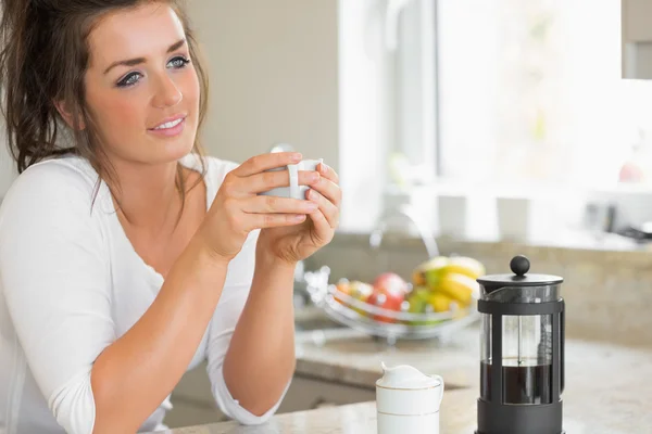 Mujer pensando en el café en el desayuno —  Fotos de Stock