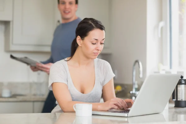 Linda pareja en la cocina — Foto de Stock