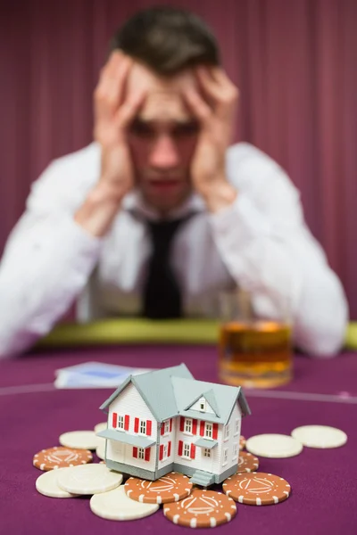 Man losing his house in casino — Stock Photo, Image