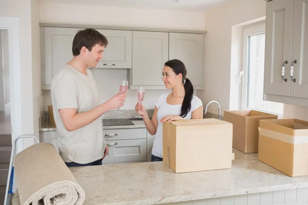 Zwei junge Feiernde ziehen mit Champagner um — Stockfoto