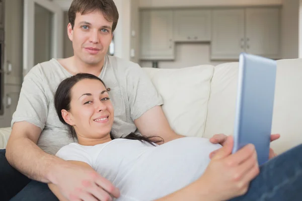 Prospective parents using the ebook and relaxing — Stok fotoğraf