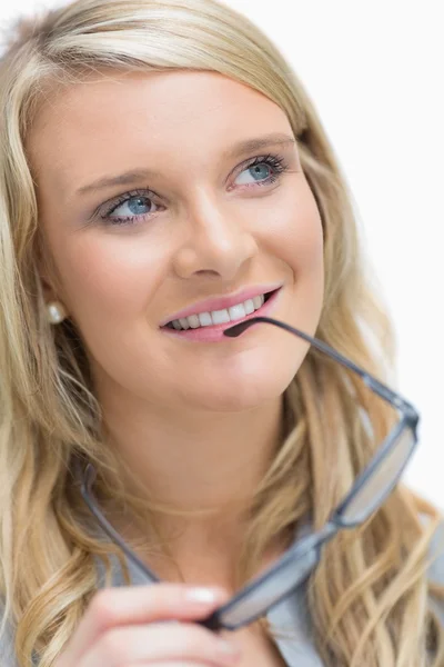 Lächelnde Frau mit Brille auf den Lippen — Stockfoto