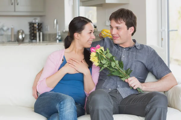 Hombre dando flores a mujer — Foto de Stock