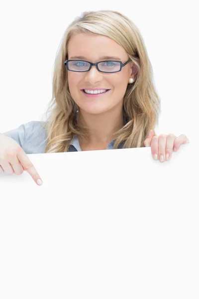 Mujer con gafas y señalando el papel — Foto de Stock