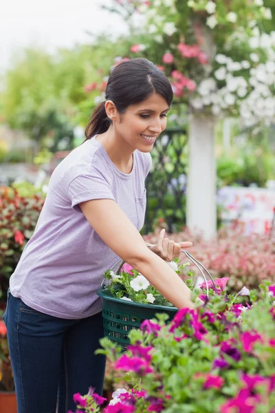 Woman carrying basket — Stock Photo, Image