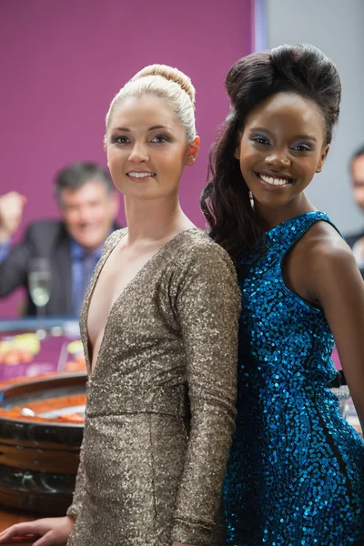 Dos mujeres de pie junto a la mesa de ruleta — Foto de Stock