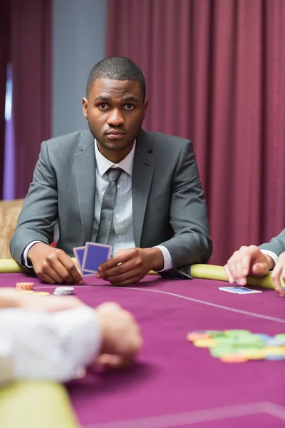 Man tittar upp från poker — Stockfoto