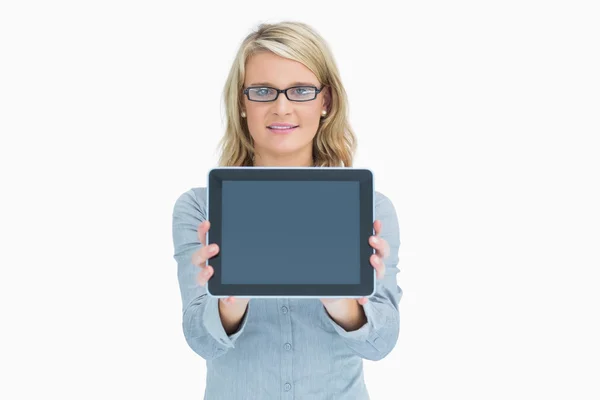 Mulher feliz apresentando seu tablet — Fotografia de Stock