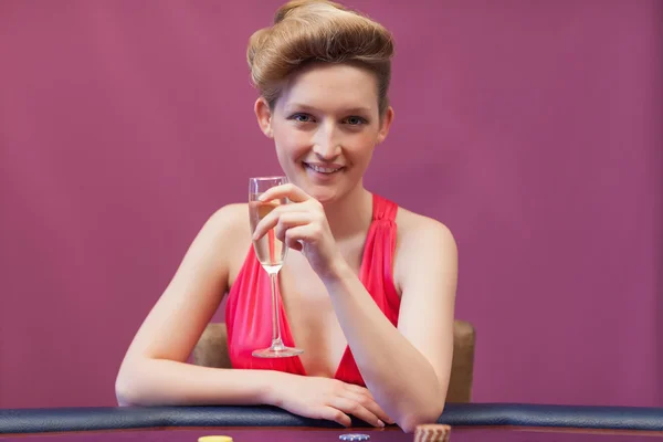 Vrouw die champagne drinkt — Stockfoto