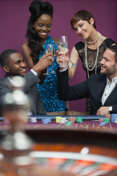 Tintineo vasos en la mesa de ruleta — Foto de Stock