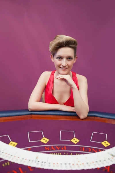 Kadın yayılan güverte poker masasında — Stok fotoğraf