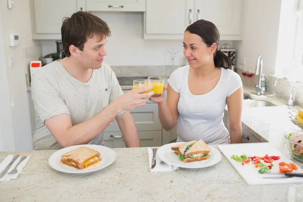 Zwei essen gemeinsam zu Mittag — Stockfoto