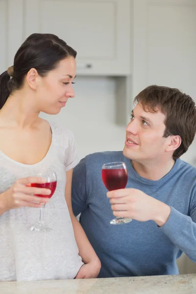 Šťastný pár s červeným vínem — Stock fotografie