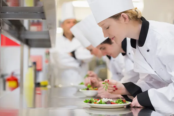 Chef está terminando sus ensaladas en clase culinaria —  Fotos de Stock