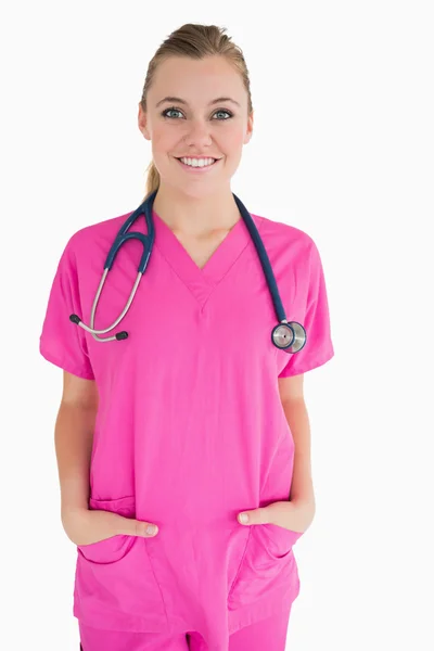 Médico feliz em esfoliação rosa — Fotografia de Stock