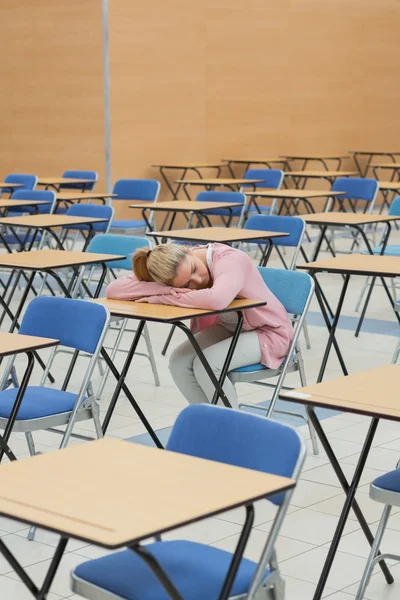 Student podřimuje v hale zkoušky — Stock fotografie