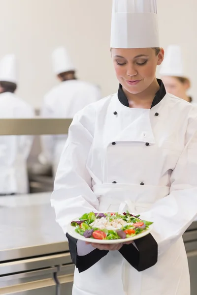 Chef-kok kijken naar haar salade — Stockfoto
