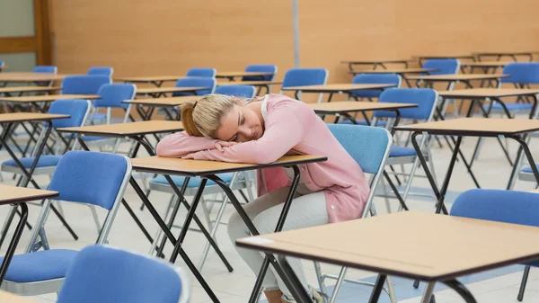 Vrouw dutten in examen hal — Stockfoto