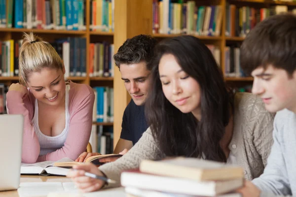 Studenti sedí, učení — Stock fotografie