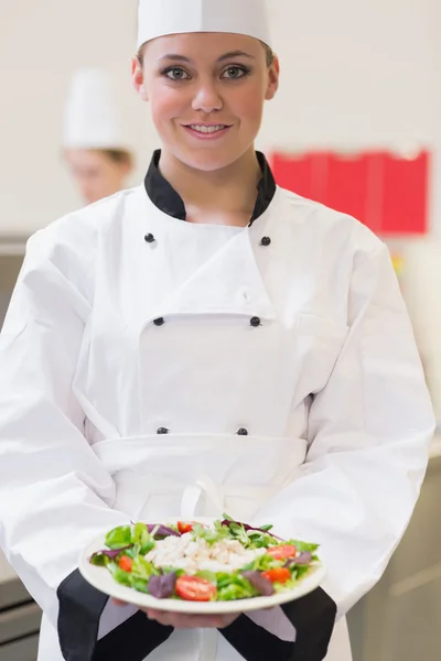 Cheerful chef mostrando sua salada — Fotografia de Stock