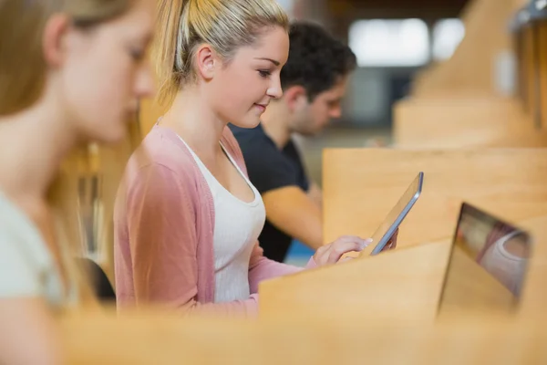 Estudiante está estudiando con la tableta PC —  Fotos de Stock