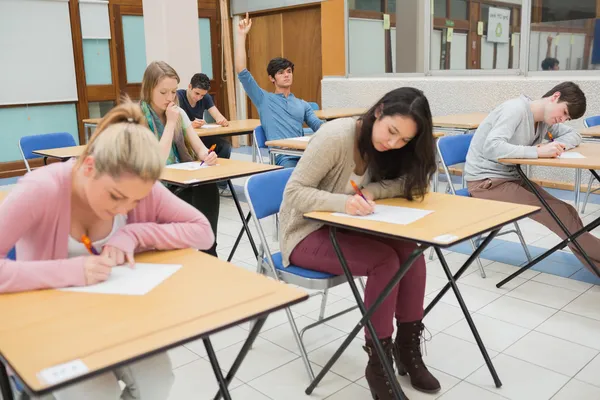 Studenti sedí u učebny — Stock fotografie