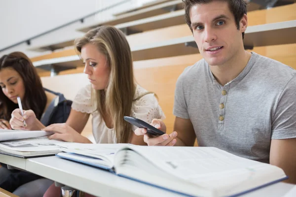 Students sitting at the desk learning — Stock Photo, Image