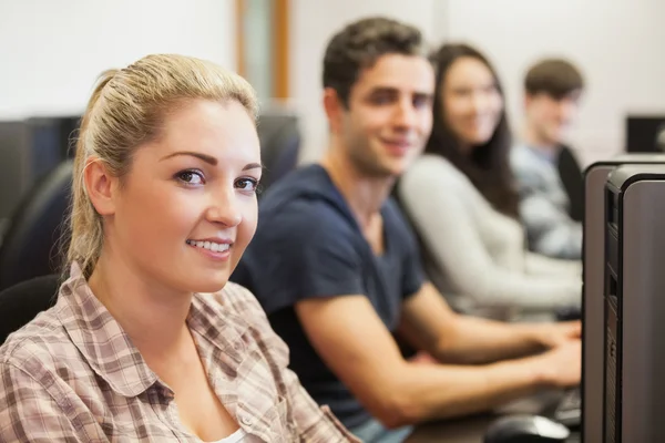 Studenten zit op de computerkamer — Stockfoto