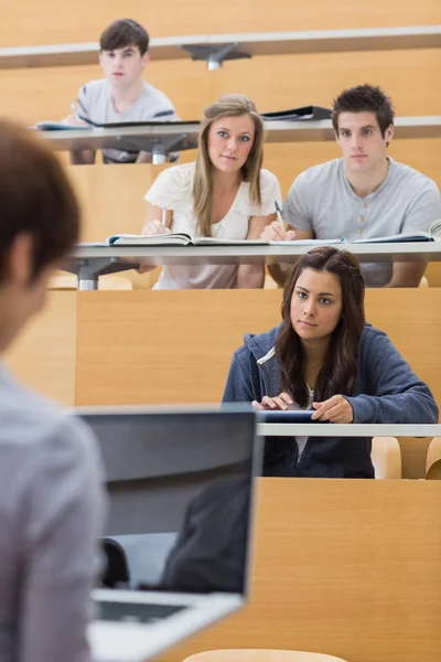 Studenti při pohledu na učitele — Stock fotografie