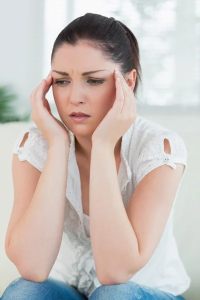 Donna stressata seduta sul divano — Foto Stock