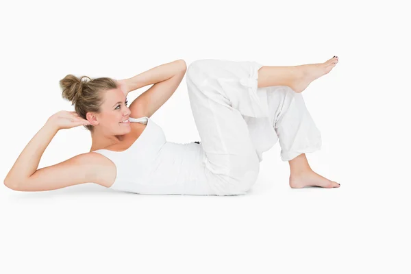 Flicka som gör magen crunches — Stockfoto