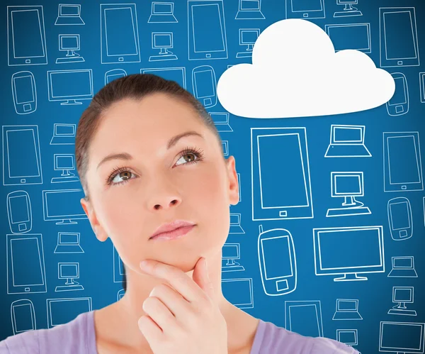 Frau denkt über Cloud Computing nach — Stockfoto