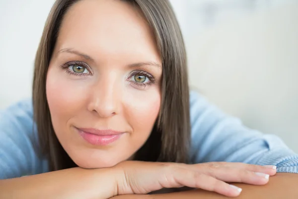 Morena sonriendo — Foto de Stock