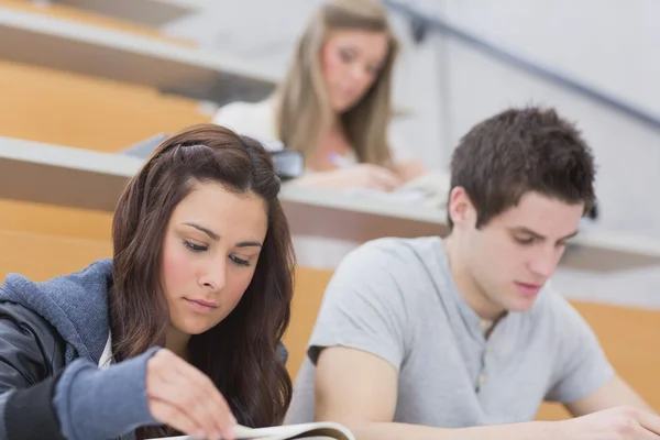 Studenti sedí u učení sálu přednáška — Stock fotografie