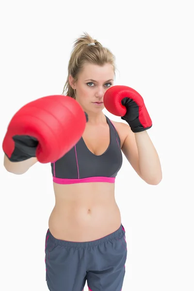 Женщина, стоящая в боксерском снаряжении — стоковое фото
