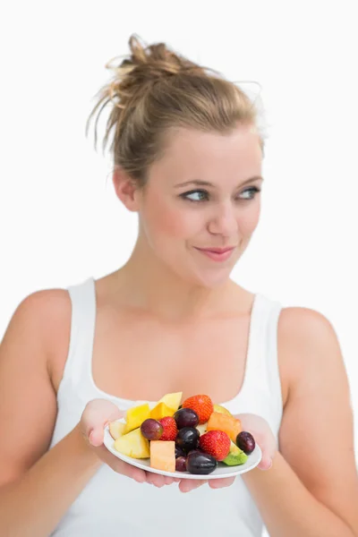 Mujer sosteniendo un plato de fruta — Foto de Stock