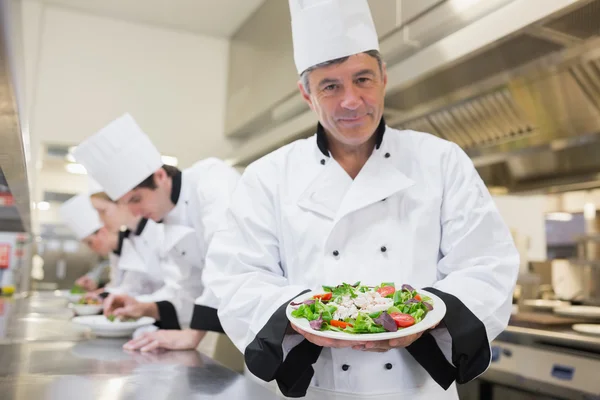 Chef joyeux présentant sa salade — Photo